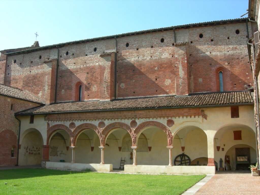 Basilica di San Lanfranco chiostro veduta del lato destro della chiesa e del portico nord